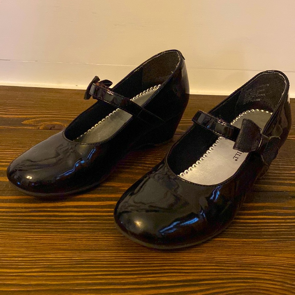 Girls’ parent leather bow wedges